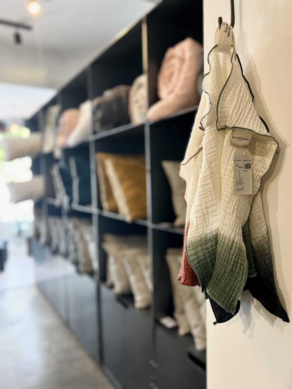Étagères avec coussins et linge artisanal
